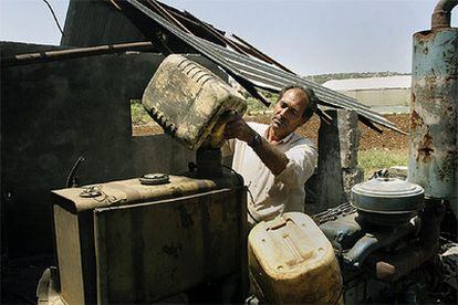 Un granjero palestino usa su último tanque de combustible para activar el riego de sus tierras en la ciudad palestina de Jenín.