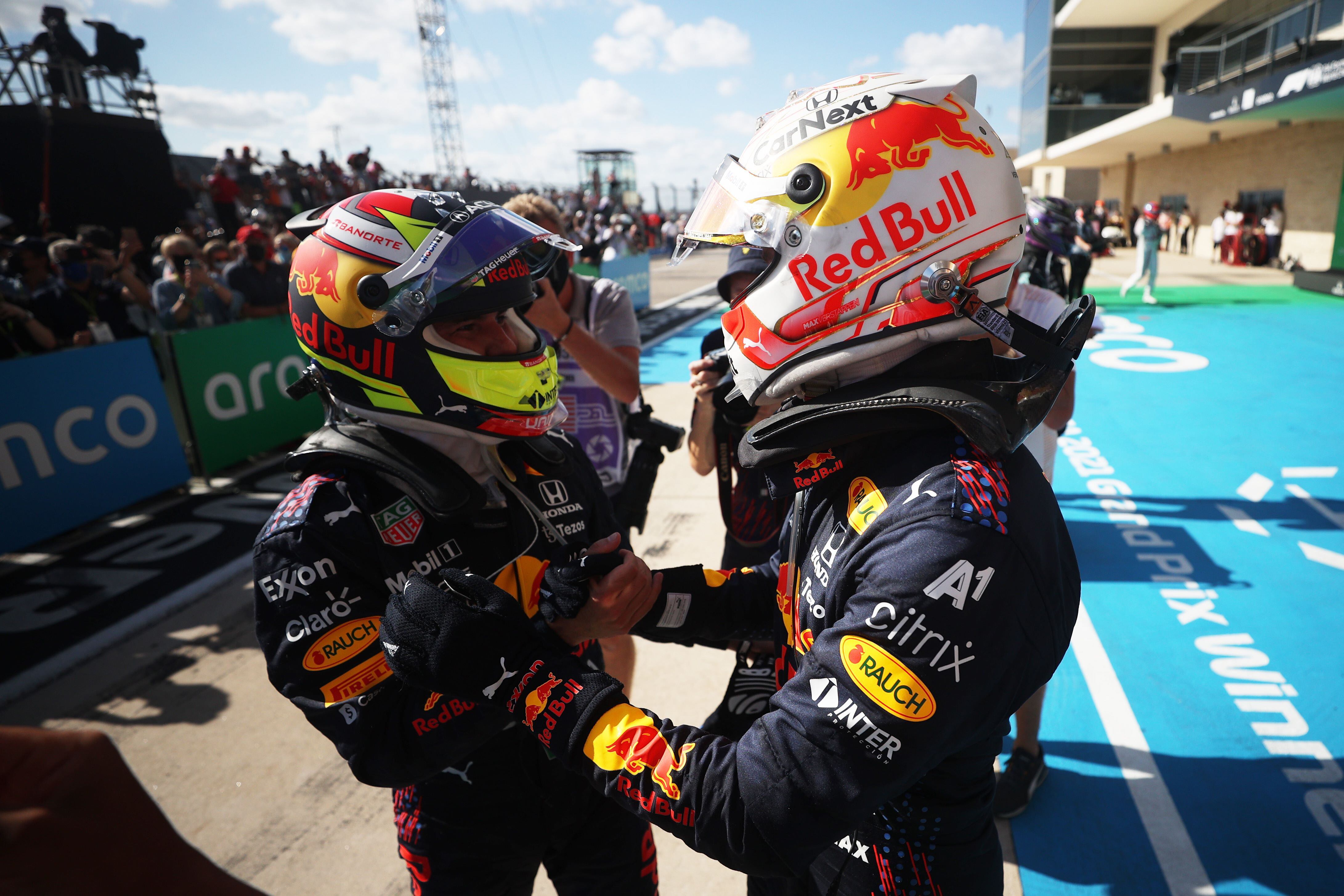 Sergio Pérez y Max Verstappen, tras finalizar la carrera.
