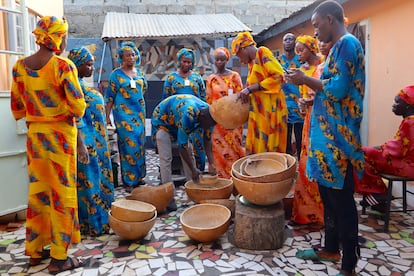 El grupo se encarga de tamizar todos los granos para que tengan el mismo tamaño. La escuela tiene una doble función: por un lado, es una escuela de cocina donde jóvenes gambianos acuden varias tardes a la semana para aprender recetas tradicionales a punto de perderse debido a la influencia de la comida occidental; por otro, abre sus puertas a grupos de turistas que quieren tener una experiencia distinta.