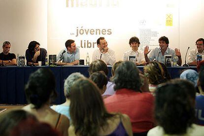 De izquierda a derecha, Jorge E. Benavides, F. Iwasaki, Luisgé Martín, Juanjo de la Iglesia, Rodrigo Muñoz Avia, S. Roncagliolo y Fernando Royuela.