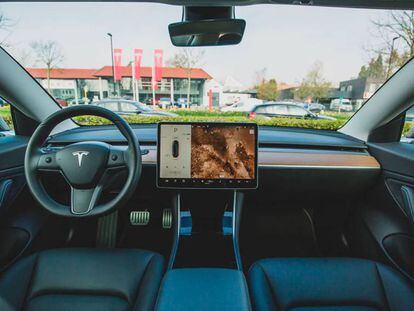 Interior de un coche Tesla.