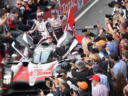 Fernando Alonso y Buemi, en el Toyota ganador de las 24 Horas de Le Mans. 