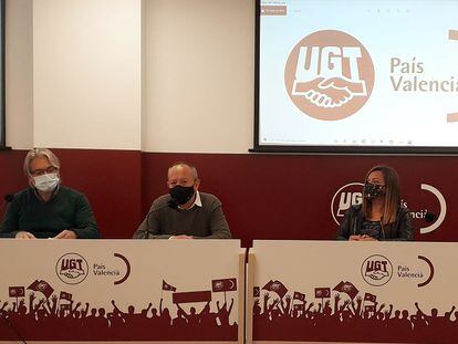 En el centro, Ismael Sáez, secretario general de UGT-PV, flanqueado por Tino Calero e Isabel López, durante la presentación del 9º Congreso Nacional en la sede del sindicato.