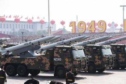 El evento, bajo fuertes medidas de seguridad, comenzó con el disparo simbólico de 70 cañonazos y el izado de la bandera nacional. En la imagen, vehículos militares con misiles HHQ-9B participan en el desfile celebrado este martes en Pekín.