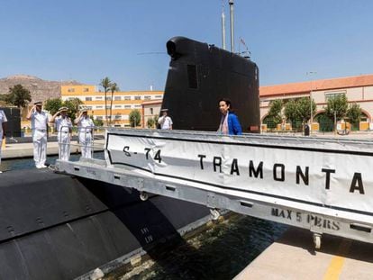 La ministra de Defensa, Margarita Robles, sube abordo del submarino S-74 Tramontana en la base naval de Cartagena.