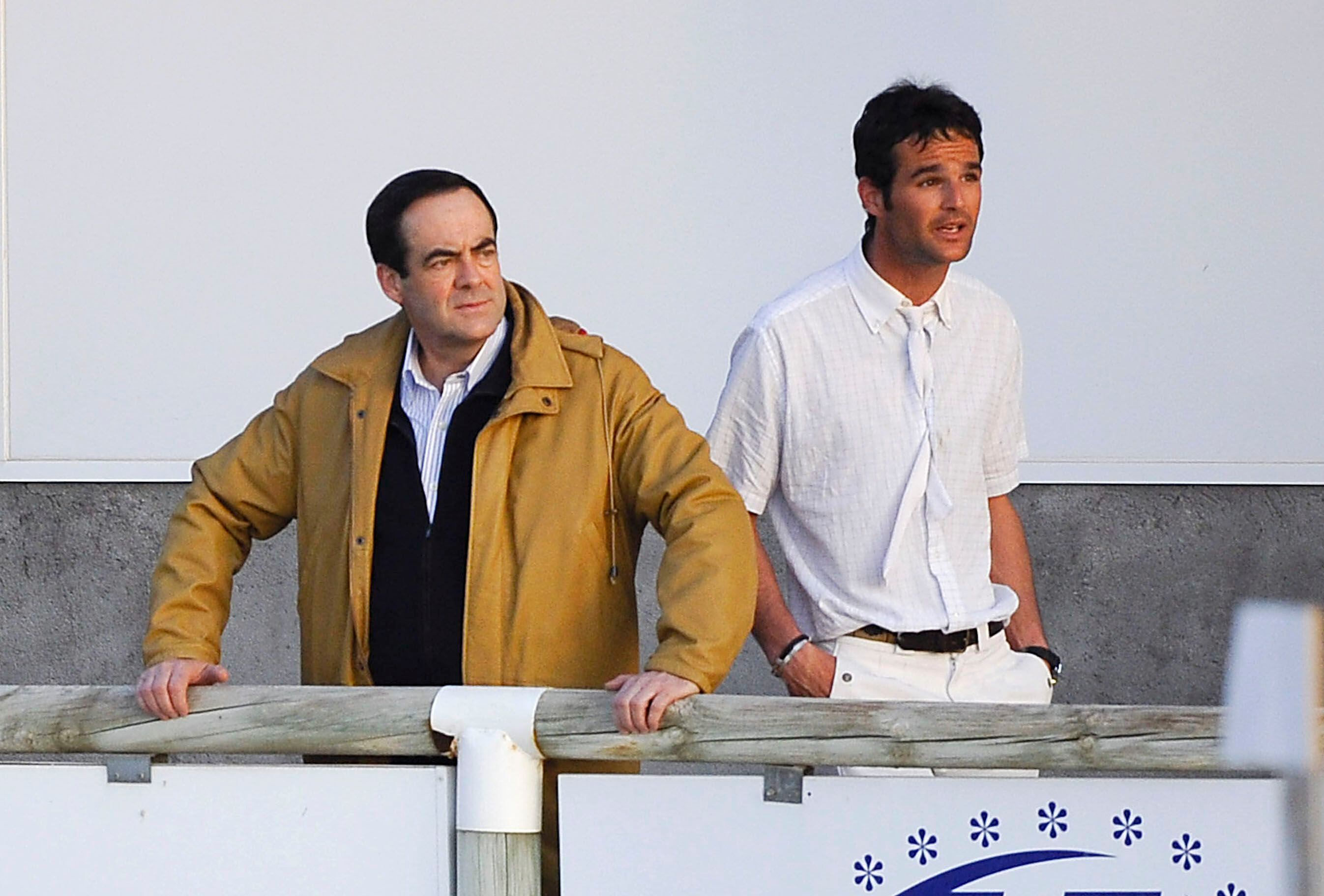 El político José Bono y su hijo el jinete José Bono Rodríguez en un concurso hípico en Toledo en febrero de 2011. 