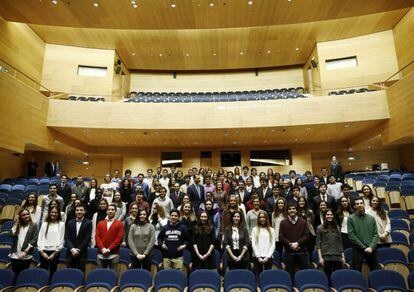 La parte derecha del edificio, al lado contrario del área expositiva, es la dedicada a las artes escénicas. El elemento principal es el teatro, con más de 700 butacas, bajo las que se han construido dos aulas destinadas a docencia, aprovechando el hueco que dejaba su inclinación. Los Reyes aprovecharon la inauguración para fotografiarse allí con un grupo de estudiantes de la universidad.