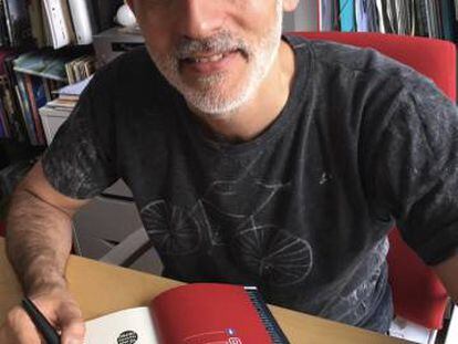 Alfredo Sanzol, firmando libros el sábado en la Feria del Libro.