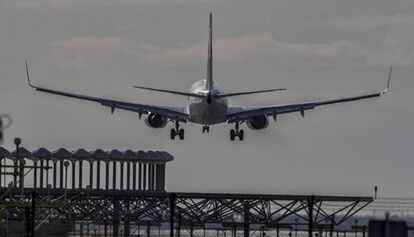 Un avión de Norwegian, a punto de aterrizar en el aeropuerto de El Prat.