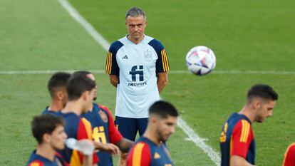 Luis Enrique dirige el entrenamiento de este viernes en el estadio de La Romareda, Zaragoza.