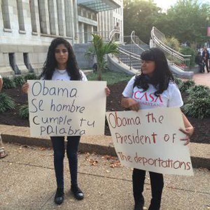 Unas jóvenes protestan ante el centro de convenciones de Washington.