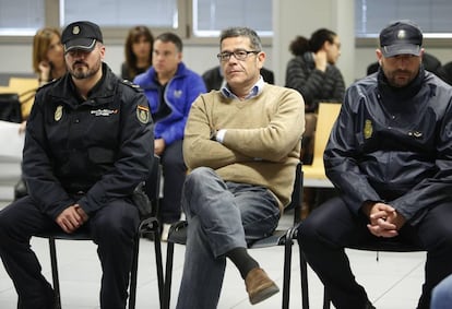 Jorge Ignacio Roca, custodiado por la policía en el juicio de Emarsa.