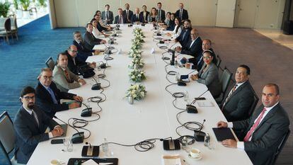 Foto oficial de la plenaria del proceso de negociación en México entre el Gobierno de Venezuela y la oposición en 2021.