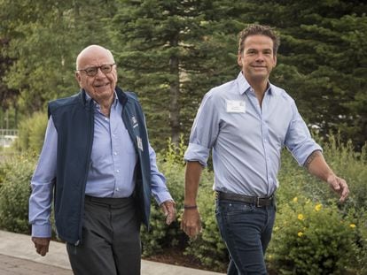 Rupert Murdoch y su hijo, Lachlan Murdoch, en una imagen de 2018 en una conferencia de tecnología y medios en Sun Valley (Idaho).