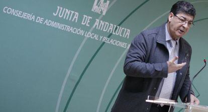 Diego Valderas, durante su rueda de prensa este viernes en Sevilla.