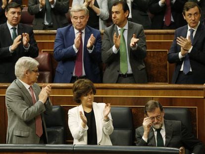 Mariano Rajoy, aplaudido en el Congreso , antes de perder la moción de censura.