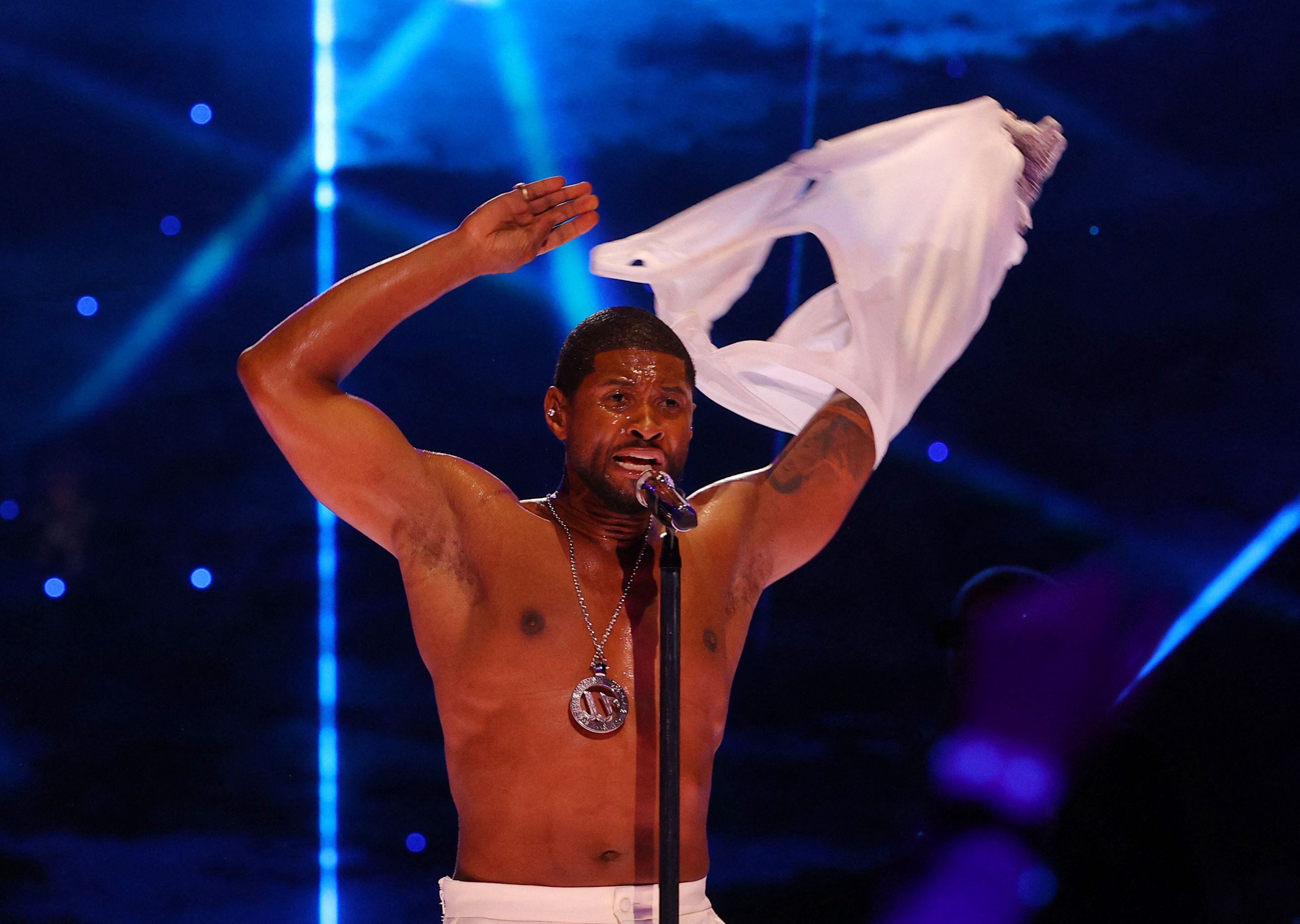 Usher, más espectáculo que música en un intermedio del Super Bowl que homenajeó a la música afroamericana: “Mamá, lo hemos conseguido”