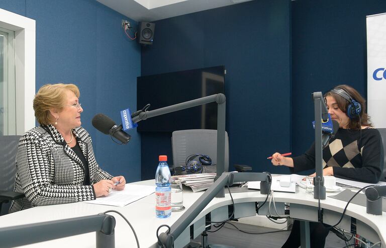 Grabación del programa 'Una nueva mañana' en cabina de radio de Cooperativa.