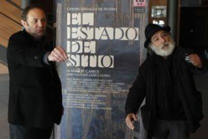 El director de El estado de sitio, Jos&eacute; Luis Castro, junto al actor Jos&eacute; Pedro Carri&oacute;n, ayer durante su presentaci&oacute;n en Sevilla
