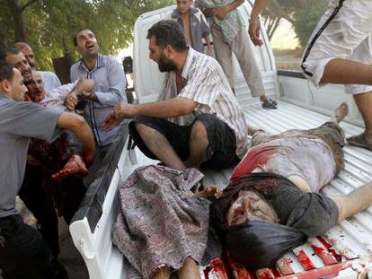Muertos y heridos en un bombardeo aéreo llegan a un hospital de campaña en Azaz, a las afueras de Alepo.