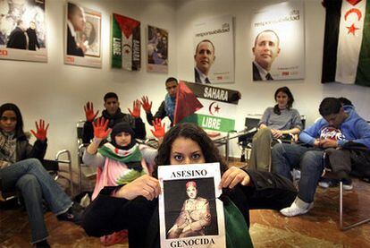 Activistas saharauis encerrados, antes de ser desalojados, en la sede del PSOE de Valencia como protesta por la actuación del Gobierno en la crisis del Sáhara.