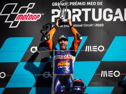 Miguel Oliveira, del KTM Tech 3, celebra su victoria en Portimao.