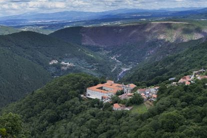 Las riberas cercanas a la confluencia de los ríos Miño y Sil, en el sur de la provincia de Lugo y norte de la de Ourense, conocida como Ribeira Sacra, concentran un gran número de monasterios, muchos de los cuales se pueden visitar. En Lugo se encuentran la emblemática iglesia de Santo Estevo de Ribas de Miño y la de San Paio de Diomondi; San Miguel de Eiré, que acogió una comunidad femenina desde el siglo XII; Santa María de Ferreira de Pantón, también de monjas de clausura y activo en la actualidad. En Ourense están Santo Estevo de Ribas de Sil (en la foto), convertido en Parador de Turismo, o Santa Cristina de Ribas de Sil.