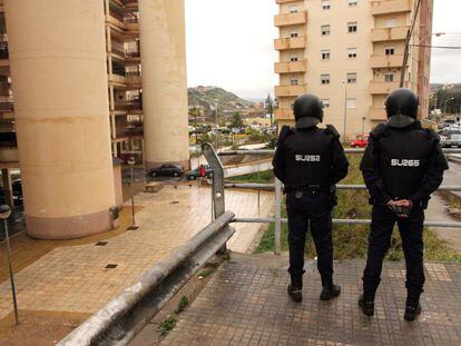 Dos agentes de policía en Melilla, en una imagen de archivo.