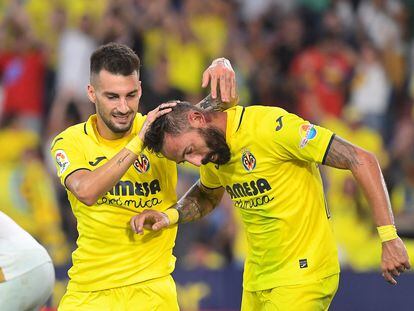 Villarreal's Spanish forward Jose Luis Morales (R) celebrates with Villarreal's Spanish midfielder Alex Baena after scoring his team's fourth goal during the Spanish league football match between Villarreal CF and Elche CF at the Ciudad de Valencia stadium in Valencia, on September 4, 2022. (Photo by Jose Jordan / AFP)