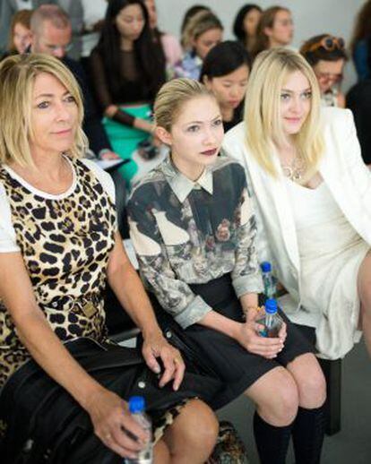 La cantante Kim Gordon, Tavi Gevinson y la actriz Dakota Fanning, en el desfile de Rodarte en la pasada semana de la moda de Nueva York.