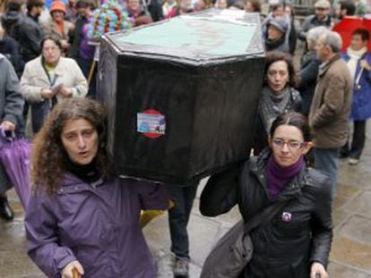 Mujeres transportan un ataúd de cartón en una manifestación en Santiago de Compostela el pasado noviembre.
