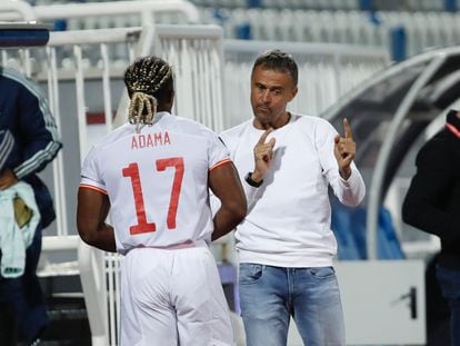 Luis Enrique da instrucciones a Adama Traoré en el partido contra Kosovo.