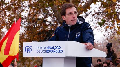 Dvd 1189 (03-12-23). Manifestación contra la amnistía convocada por el PP en el parque del templo de Debod, en Madrid. El alcalde de Madrid, José Luis Martínez Almeida.