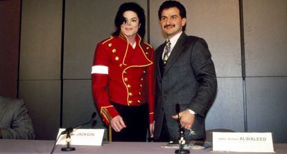 El pr&iacute;ncipe Alwaleed con Michael Jackson en 1996.