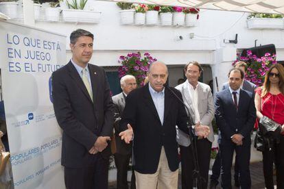 Jorge Fern&aacute;ndez Diaz, acompa&ntilde;ado del alcalde de Badalona, Xavier Garc&iacute;a Albiol. 