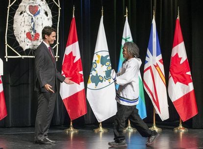 Justin Trudeau con el superviviente de las residencias Toby Obed.
