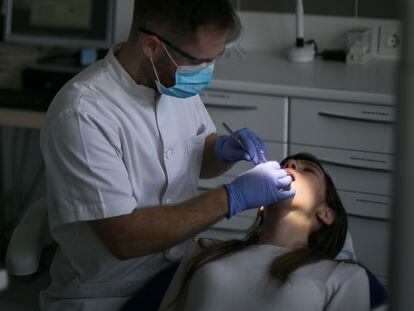 Una usuaria es tratada por el dentista.
