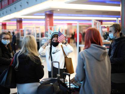 Una turista inglesa se prepara para abordar un vuelo de Londres a Estados Unidos