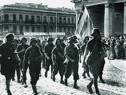 Combatientes españoles, en el desfile para celebrar la liberación de Toulouse, en agosto de 1944. Portan la bandera republicana y visten uniformes confiscados a las tropas alemanas derrotadas. 