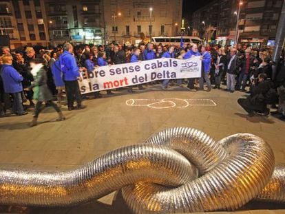 Unes 200 persones s'han manifestat aquest divendres a Tortosa per protestar contra el Pla Hidrològic de l'Ebre.