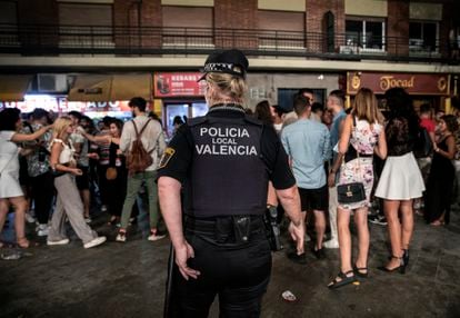 La Policía Local de Valencia intensifica los dispositivos de seguridad con motivo de las Fallas y disuelve algunos botellones en la capital la noche del viernes al sábado.