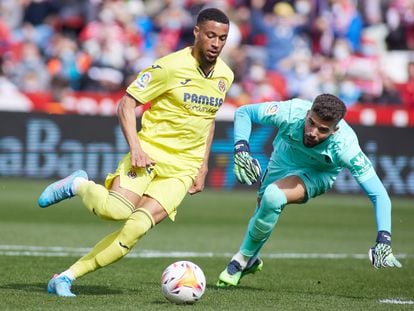 Danjuma esquiva a Maximiano y marca uno de los goles del Villarreal al Granada en el Nuevo Los Cármenes.