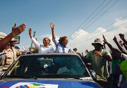 La candidata presidencial Maryse Narcisse, del partido Fanmi Lavalas, durante la última campaña electoral junto al expresidente Jean-Bertrand Aristide.