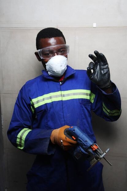 Ismael Essome e ingeniero medioambiental de Yaundé, la capital camerunesa, pero vive en Kribi, un parque natural donde está desarrollando la gran idea que tuvo un día que paseaba y sufría por toda la basura que hay en su país. Ismael recoge objetos de plástico como botellas y construye canoas que flotan y sofás donde uno se puede sentar comodamente. Madiba & Nature es su startup y con ella lleva un proyecto de turismo basado en prácticas ecológicas.