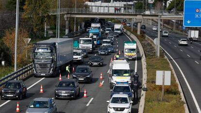 La carretera M-40 de Madrid, tras la reanudación del tráfico después de que un helicóptero con dos personas a bordo cayese a la calzada el pasado viernes.