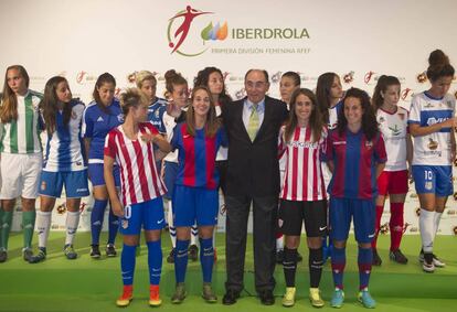 Ignacio Galán, presidente de Iberdrola, con algunas jugadoras.
