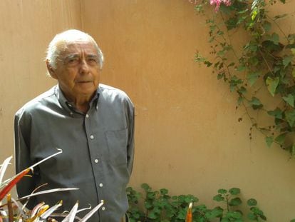 Carlos Germ&aacute;n Belli en el jard&iacute;n interior de su casa en Lima