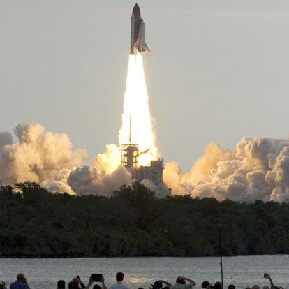 El <i>Endeavour</i> despega desde el Centro Espacial Kennedy.