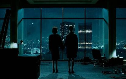 Al final de 'El club de la lucha' el espectador descubre que Edward Norton (a la derecha de la imagen) y Brad Pitt son en realidad la misma persona, por eso Helena Bonham Carter (a la izquierda) nunca comparte plano con los dos a la vez.