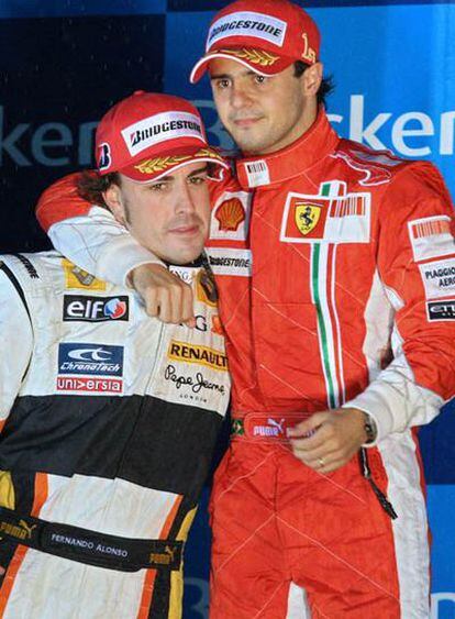 Massa, su próximo compañero en Ferrari en 2010, abraza a Alonso en el podio del GP de Brasil en 2008.